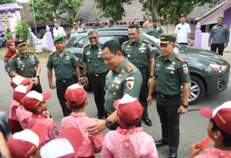 Dandim 0802/Ponorogo Letkol Inf Hirta Juni Adriansyah saat mendampingi Pangdam V Brawijaya 