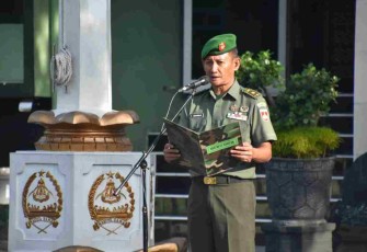 Mayor Inf Sugih Raharjo saat mempimpin apel pagi di halaman Makorem 073/Mkt