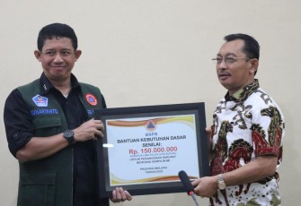 Kepala BNPB Letjen TNI Suharyanto (kiri) dan Wakil Gubernur Maluku Drs. Barnabas N Orno (kanan) saat penyerahan bantuan kebutuhan dasar untuk Pemprov Maluku secara simbolis dalam Rapat Koordinasi Penanganan Bencana Maluku di VIP Bandara Internasional Pattimura, Kota Ambon, Provinsi Maluku, Kamis (12/1).