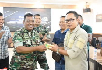 Kapenrem 023/KS Mayor Arh Keles Sinaga saat syukuran HUT Penerangan TNI AD Ke-72 