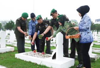 Ziarah dan Tabur Bunga Peringati HUT Penerangan Ke-72 Kodam I/BB