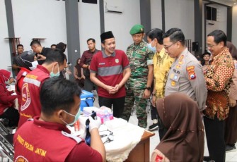Dandim 0806/Trenggalek Letkol Kav Peddy Adi Prasetyo saat tinjau vaksinasi booster serentak 