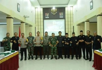 Foto bersama Danrem 081/DSJ dengan anggota perguruan silat
