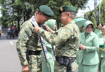 Danmenarmed 2 Kostrad Kolonel Arm Rizal Analdie saat penyambutan warga baru, Minggu (15/1)