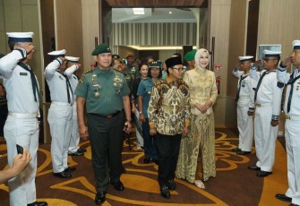 Pangdivif 2 Kostrad Mayjen TNI Syafrial saat menghadiri acara pernikahan massal di Hotel Grand Mercure Malang, Sabtu (14/1)