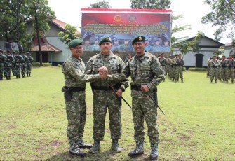 Pangdiv 2 Kostrad Mayjen TNI Syafrial foto bersama Danmenarmed 2 Kostrad usai sertijab, Senin (16/1)