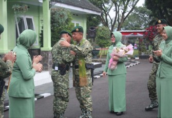 Kolonel Arm Rizal Analdie saat memeluk dengan haru tanda perpisahan satuan Menarmed 2 Kostrad, Malang, Senin (16/1)