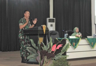 Danmenarmed 2 Kostrad Kolonel Arm Joko Setiyo Kurniawan saat memberikan jam komandan kepada prajurit dan Persit, Selasa (17/1)