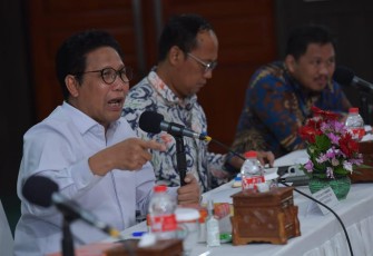 Menteri Desa, PDT, dan Transmigrasi Abdul Halim Iskandar didampingi Sekjen Kemendes PDTT Taufik Madjid, Dirjen Pembangunan Desa dan Perdesaan Sugito, Kepala Pusat Data dan Informasi Ivanovich Agusta, Staf Khusus Mendes PDTT Abdul Malik Haramain berdialog dengan para kepala desa dari Kabupaten Probolinggo, Jawa Timur di Kantor Kemendes PDTT, Jakarta, Senin (16/1/2023).