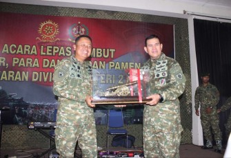 Kolonel Arm Rizal Analdie saat menerima cenderamata Pangdivif 2 Kostrad