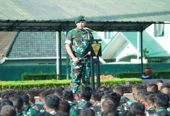 Pangdiv 2 Kostrad Mayjen TNI Syafrial saat memberikan pengarahan prajuritnya 