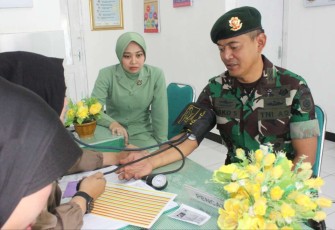 Danmenarmed 2 Kostrad Kolonel Arm Joko Setiyo Kurniawan saat cek tensi di posbindu Kemuning Denma Menarmed 2 Kostrad Malang, Rabu (18/1)