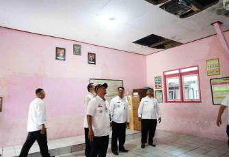 Pj Bupati Pati meninjau ruang kelas yang rusak di SD Kebonsawahan 01
