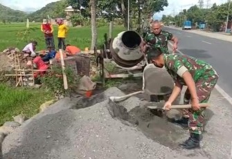 Kerja bakti bangun talud bersama warga binaan 