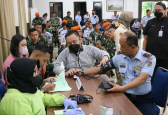 Komandan Kosek IKN Marsma TNI Setiawan saat mengikuti donor darah, Rabu (18/1)