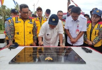 Menteri PUPR RI saat melakukan peresmian jembatan gantung merdeka