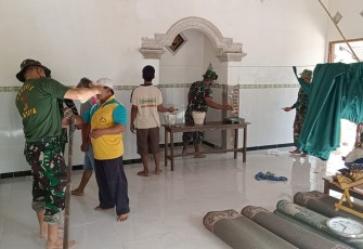 Bersihkan musholla desa binaan