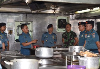 Pangkolinlamil Laksda TNI Agus Hariadi saat sidak KRI di dermaga Kolinlamil Jakarta, Kamis (19/1)