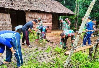 Karya bakti bersihkan lingkungan di perbatasan 