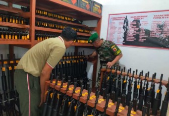 Pengecekan gudang senjata 