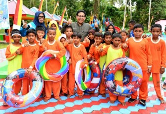 Gus Halim bersama anak-anak di Surabaya 