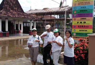 Bntuan obat obatan dari eco enzyme untuk warga terdampak banjir
