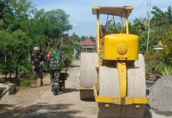 Pengaspalan jalan desa binaan