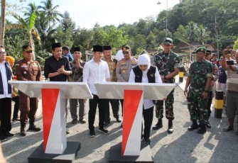 Dandim 0806/Trenggalek Letkol Kav Peddy Adi Prasetyo dampingi Gubernur Jatim resmikan jembatan 