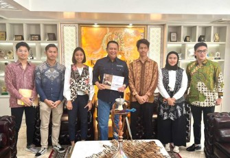 Bambang Soesatyo bersama UI Racing Team di Jakarta, Senin (23/1)
