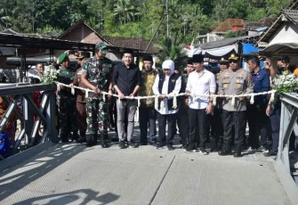 Bupati Trenggalek, Mochamad Nur Arifin, saat mendampingi Gubernur Jawa Timur, Gubernur Jawa Timur, Khofifah Indar Parawansa meresmikan 3 jembatan darurat di Kabupaten Trenggalek, Senin (23/1/2023).