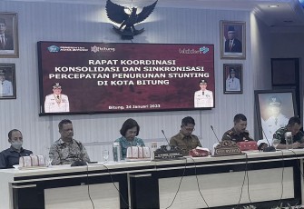 Wakil walikota Bitung saat membuka dan memimpin rapat