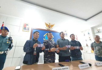 Danlanal Banten Kolonel Dedi Komarudin saat konferensi pers uang palsu