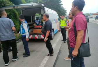 Evakuasi supir truk meninggal dunia di gate tol Sentul Utara 2 Bogor
