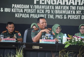 Pangdam V Brawijaya Mayjen TNI Farid Makruf saat memberikan pengarahan 