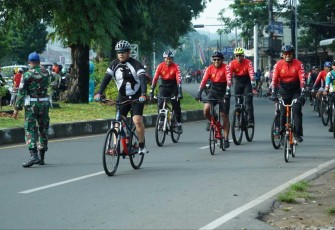 Pangdiv 2 Kostrad Mayjen TNI Syafrial saat gowes bersama jajaran 