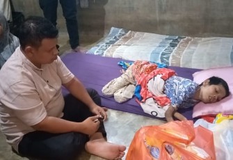 Zulfadli saat Sambangi Warga Sakit di Titi Baro