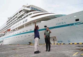 Pangdam Udayana Mayjen TNI Sonny Aprianto saat menerima paparan di Pelabuhan Benoa