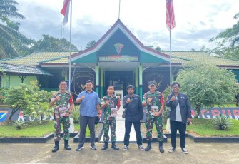 Foto bersama dengan pengurus Yayasan Planet Indonesia 