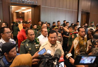 Menhan Prabowo Subianto saat memberikan keterangan pers di Kodam I/BB