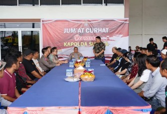 Kapolda Sultra Irjen Drs Teguh Pristiwanto saat Jum'at curhat bersama masyarakat 