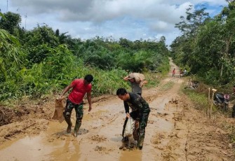 Gotong royong perbaiki jalan desa di perbatasan 