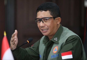 Kepala BNPB Letjen TNI Suharyanto S.Sos., M.M., saat memberikan arahan terkait penanganan darurat bencana banjir dan longsor di Kantor Gubernur Sulawesi Utara, Kota Manado, Sulawesi Utara, Sabtu (28/1).