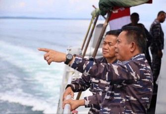 Laksda TNI Irvansyah saat memberikan pemaparan kepada Laksda TNI Agus Hariadi dalam Admiral Inspection Koarmada III 