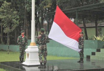 Upacara bendera prajurit Menarmed 2 Kostrad 