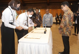 Mendes PDTT, Abdul Halim Iskandar mengambil sumpah calon pegawai negeri sipil (CPNS) menjadi pegawai negeri sipil (PNS) Kemendes PDTT di balai Makarti Muktitama kantor Kemendes PDTT, pada Selasa (31/1/2022).