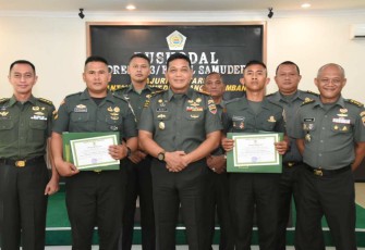 Danrem 023 KS Kolonel Inf Dodi Triwinarto bersama prajurit berprestasi 