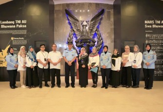 Kamuspusdirla saat foto bersama jajaran Dinas Perpustakaan dan Kearsipan Kabupaten Sleman