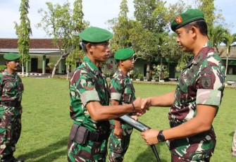 Dandim 0806/Trenggalek Letkol Kav Peddy Adi Prasetyo saat memberikan apresiasi kepada prajuritnya