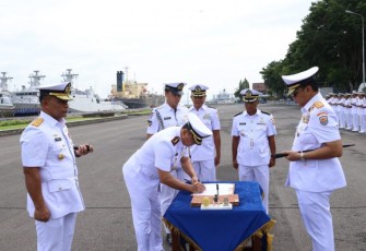 Pangkoarmada II Laksda TNI Dr T.S.N.B. Hutabarat saat Sertijab 