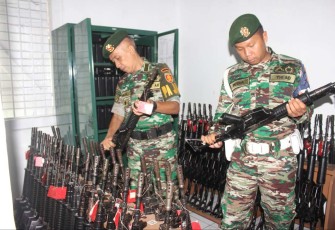 Pemeriksaan kesiapan senjata Menarmed 2 Kostrad 